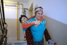 ENGELLİ KARDEŞİNİ SIRTINDA TAŞIYOR