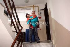ENGELLİ KARDEŞİNİ SIRTINDA TAŞIYOR