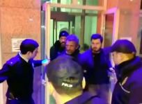 ERDOĞAN'IN POSTERİNİ İNDİRMEK İSTEDİ