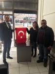 ESNAFLARA BAYRAK HEDİYE ETTİLER