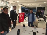 ESNAFLARA BAYRAK HEDİYE ETTİLER