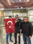 ESNAFLARA BAYRAK HEDİYE ETTİLER