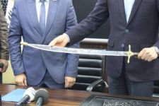 EVCİL, DOĞANAY’A KILIÇ HEDİYE ETTİ