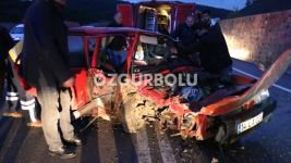 FECİ KAZADA OTOMOBİL İKİYE AYRILDI