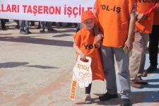 GİYSİLERİNİ ÇIKARIP PROTESTO ETTİLER