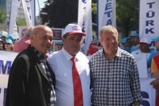 GİYSİLERİNİ ÇIKARIP PROTESTO ETTİLER