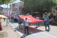 GİYSİLERİNİ ÇIKARIP PROTESTO ETTİLER