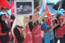 GİYSİLERİNİ ÇIKARIP PROTESTO ETTİLER