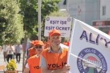 GİYSİLERİNİ ÇIKARIP PROTESTO ETTİLER