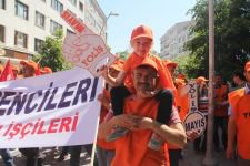 GİYSİLERİNİ ÇIKARIP PROTESTO ETTİLER