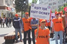 GİYSİLERİNİ ÇIKARIP PROTESTO ETTİLER