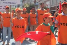 GİYSİLERİNİ ÇIKARIP PROTESTO ETTİLER