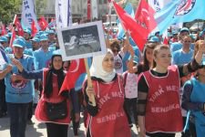 GİYSİLERİNİ ÇIKARIP PROTESTO ETTİLER
