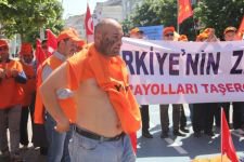 GİYSİLERİNİ ÇIKARIP PROTESTO ETTİLER