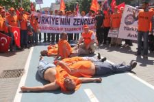GİYSİLERİNİ ÇIKARIP PROTESTO ETTİLER