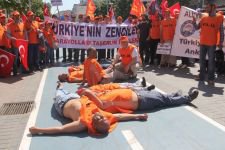 GİYSİLERİNİ ÇIKARIP PROTESTO ETTİLER
