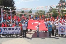 GİYSİLERİNİ ÇIKARIP PROTESTO ETTİLER