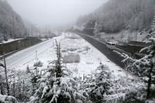 GÜNE BEMBEYAZ UYANDIK