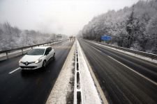 GÜNE BEMBEYAZ UYANDIK