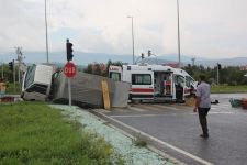 AMBULANSLA KAMYON ÇARPIŞTI, 6 YARALI
