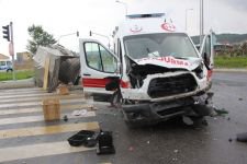 AMBULANSLA KAMYON ÇARPIŞTI, 6 YARALI