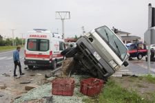 AMBULANSLA KAMYON ÇARPIŞTI, 6 YARALI