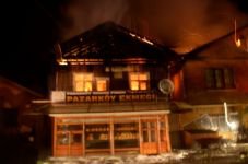 İKİ KARDEŞİN EVİ ALEV ALEV YANDI