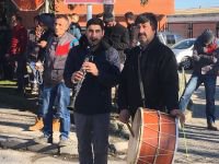 İŞÇİLERDEN ALDIKLARI ZAMMI DAVUL ZURNA İLE KUTLADI