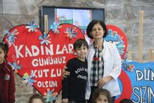 KADIN ÖĞRETMENLERE ÖĞRENCİLERİNDEN SÜRPRİZ