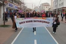 KADINLAR KOL KOLA YÜRÜDÜ