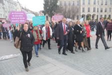 KADINLAR KOL KOLA YÜRÜDÜ