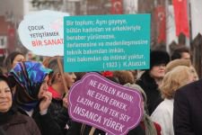 KADINLAR KOL KOLA YÜRÜDÜ