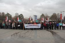 KADINLAR KOL KOLA YÜRÜDÜ