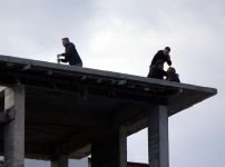 KAHRAMAN O POLİS ÇARESİZ KADININ İMDADINA YETİŞTİ