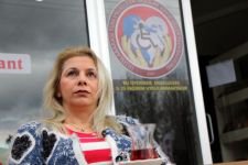 KANSER HASTASI KADIN YARDIM ELİ BEKLİYOR.