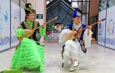 KAZAKLARDAN HARİKA DANS GÖSTERİSİ