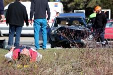 KIRMIZI IŞIKTA BEKLEYEN ARAÇLARA ÇARPTI