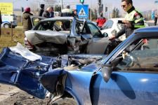 KIRMIZI IŞIKTA BEKLEYEN ARAÇLARA ÇARPTI