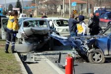 KIRMIZI IŞIKTA BEKLEYEN ARAÇLARA ÇARPTI