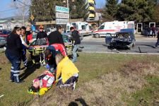 KIRMIZI IŞIKTA BEKLEYEN ARAÇLARA ÇARPTI