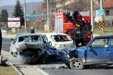 KIRMIZI IŞIKTA BEKLEYEN ARAÇLARA ÇARPTI