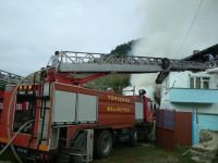 KISA SÜREDE 2 KATLI EVİ YOK ETTİ