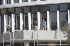 KUTLAMALARI İZLEYİP ÇALIŞTI