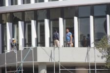 KUTLAMALARI İZLEYİP ÇALIŞTI