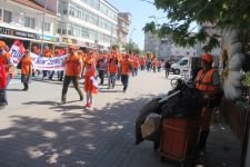 KUTLAMALARI İZLEYİP ÇALIŞTI