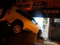 LÜKS ARAÇ İŞYERİNE DALDI