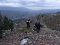 MAHSUR KALAN KEÇİLERİ KURTARDILAR