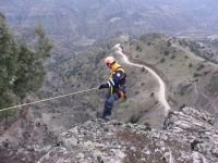 MAHSUR KALAN KEÇİLERİ KURTARDILAR