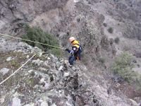 MAHSUR KALAN KEÇİLERİ KURTARDILAR