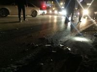 MOTOSİKLET YAYALARIN ARASINA DALDI